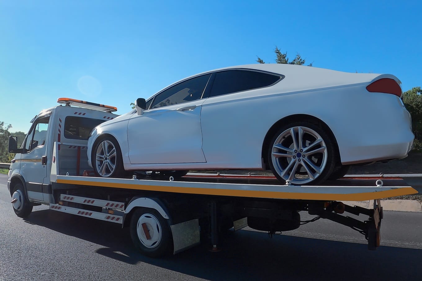 samochód na lawecie